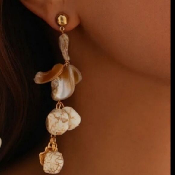 New ANTHRO Shell Fan Scallop Earrings - Picture 6 of 8